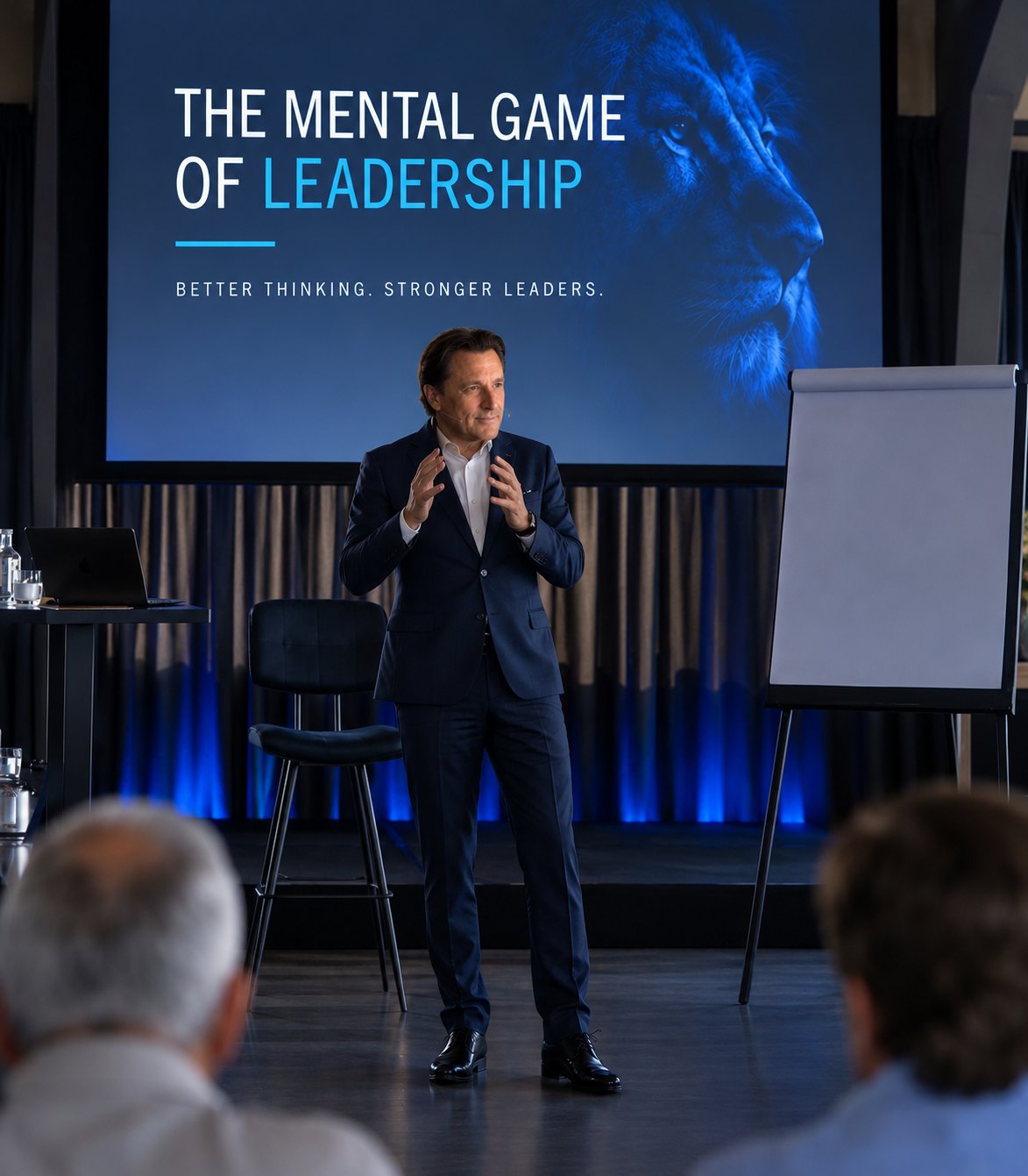 Carl Van de Velde tijdens een presentatie op het podium