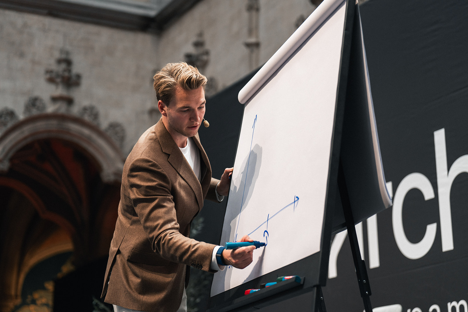 Anthony Swolfs tijdens een sessie aan het flipchart